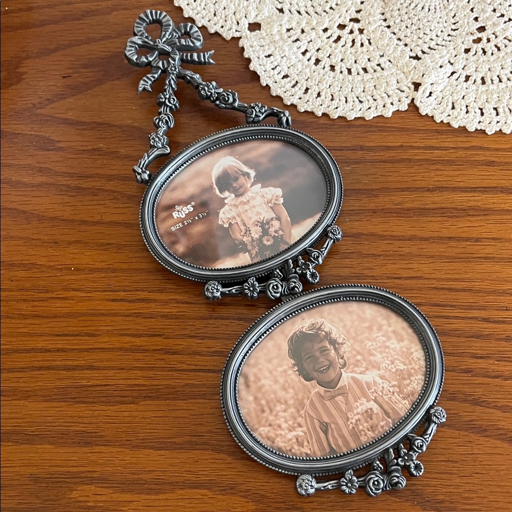 Double Oval Decorative Photo Frame in Antique Silver Tone